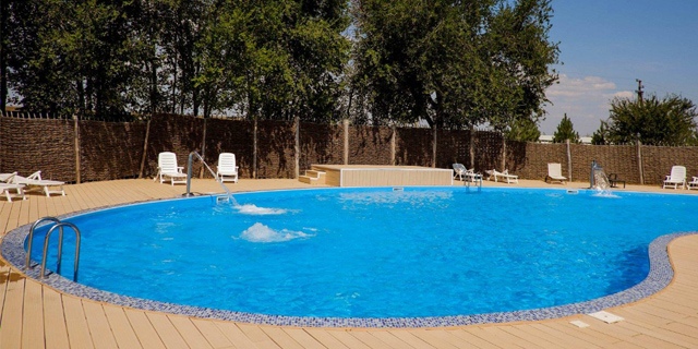 Чаши бассейна часто делают из бетона, но встречаются и металлические.